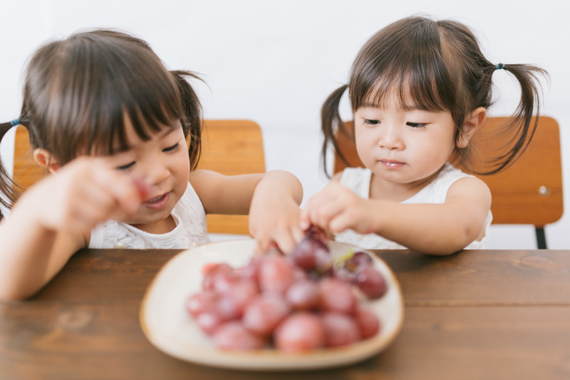 子供　甘いもの　お菓子　デザート