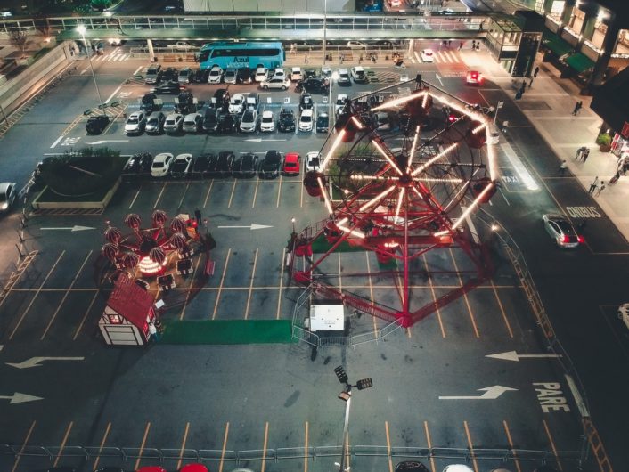 駐車場　遊園地