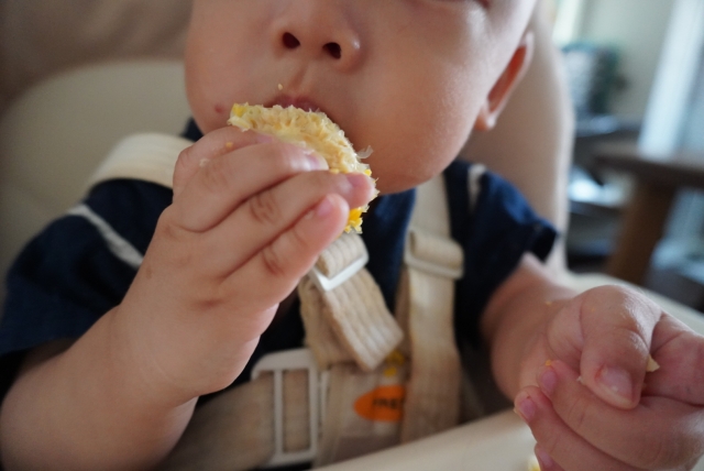 手食　食事マナー　カトラリーがない