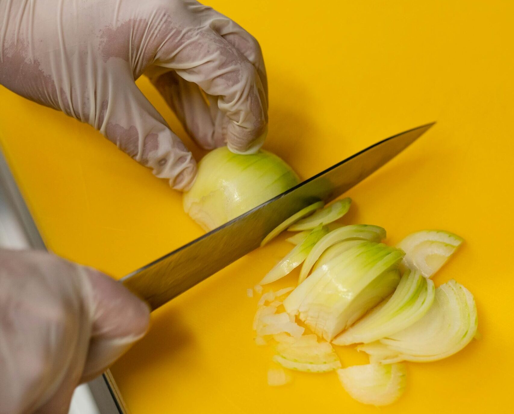 ニトリル手袋をして調理